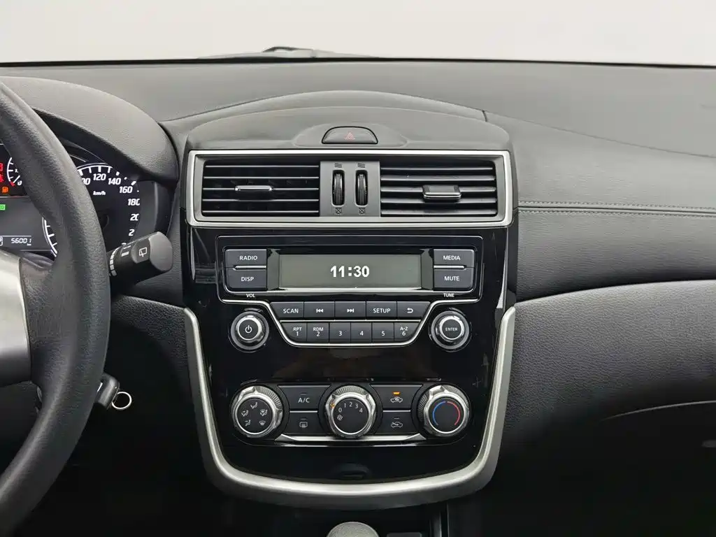 Nissan Tiida — миниатюра 12