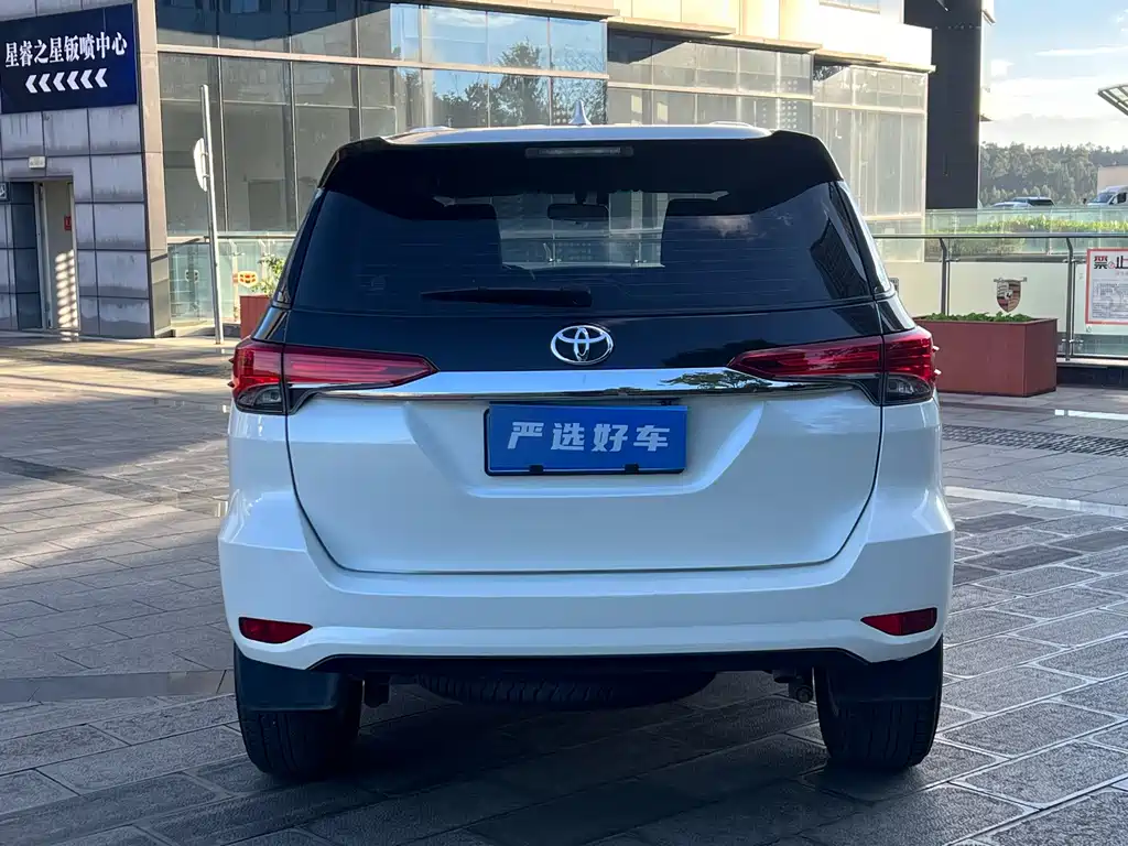 Toyota Fortuner — миниатюра 9