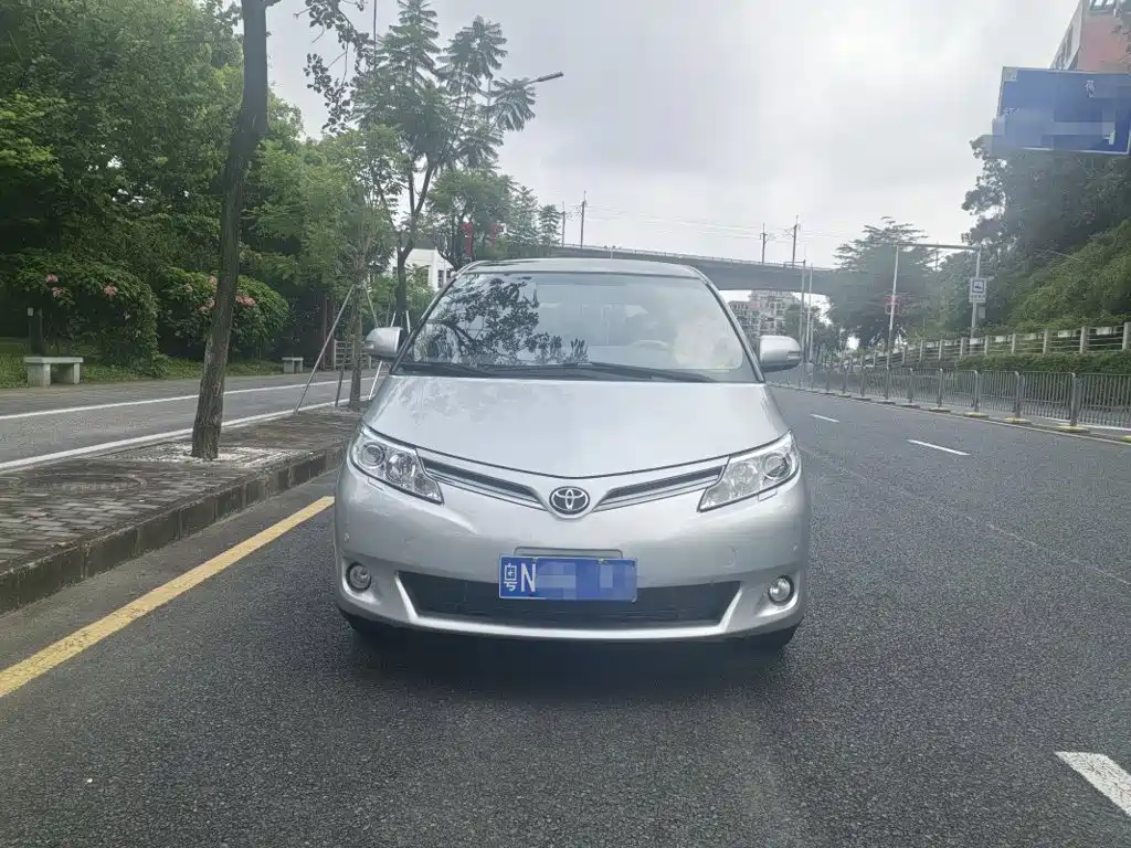 Toyota Previa — миниатюра 2