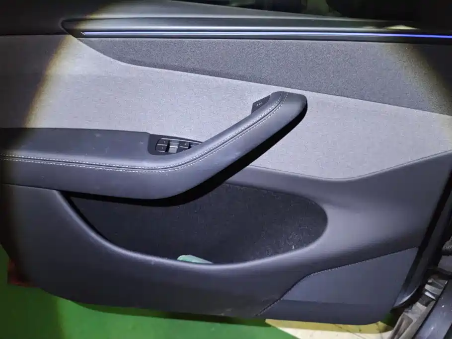 Tesla Model Y — миниатюра 7