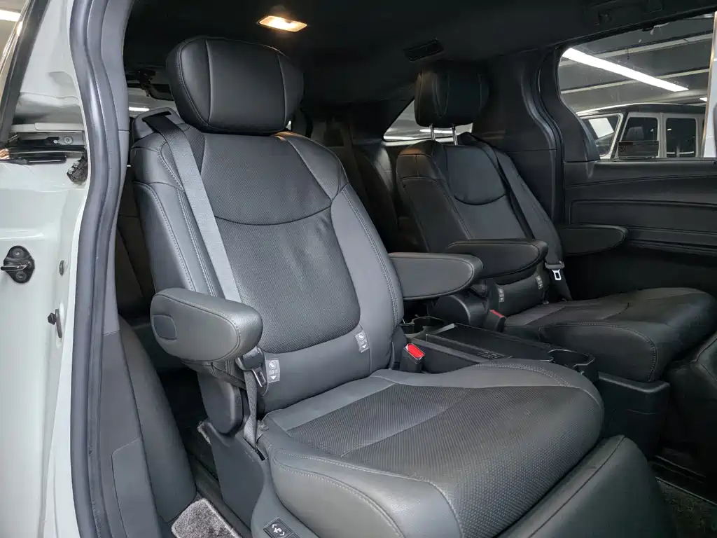 Toyota Sienna — миниатюра 7