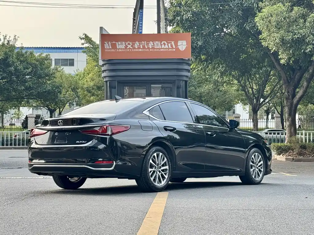 Lexus ES — миниатюра 6