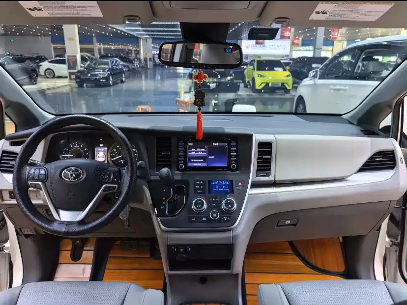 Toyota Sienna — миниатюра 9
