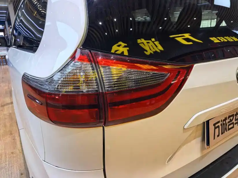 Toyota Sienna — миниатюра 19