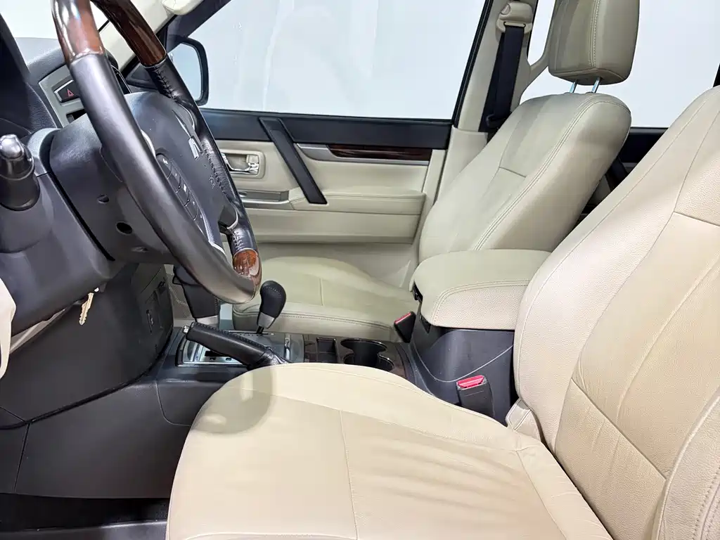 Mitsubishi Pajero (Import) — миниатюра 7