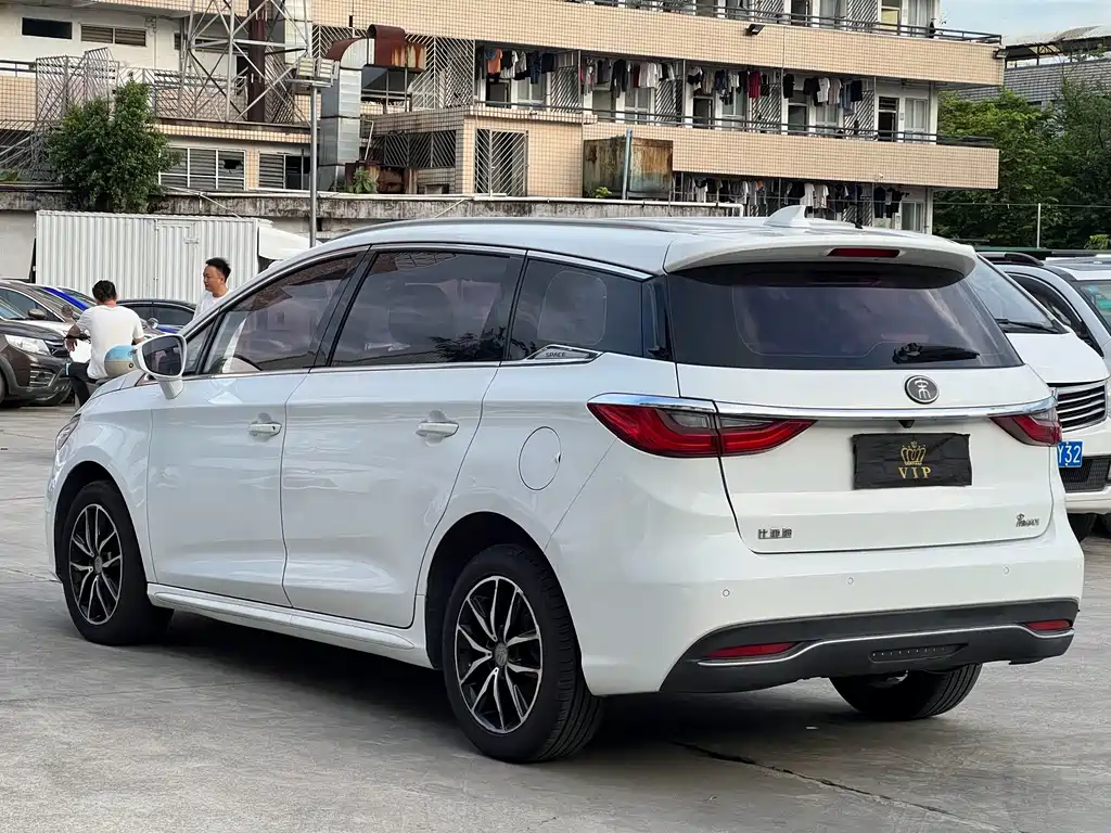 BYD MAX — миниатюра 4