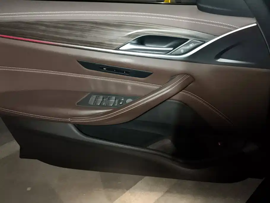BMW 5 Series — миниатюра 7