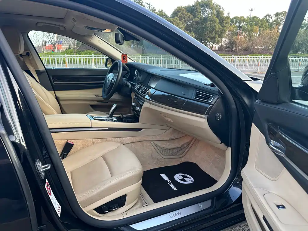 BMW 7 Series — миниатюра 17