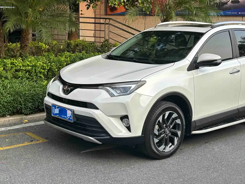 Toyota RAV4 — миниатюра 5