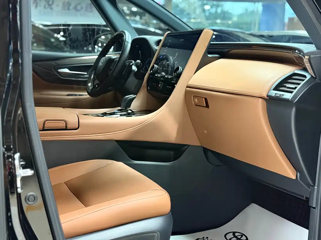 Toyota Alphard — миниатюра 10