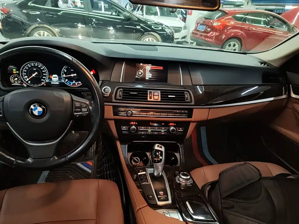 BMW 5 Series — миниатюра 13