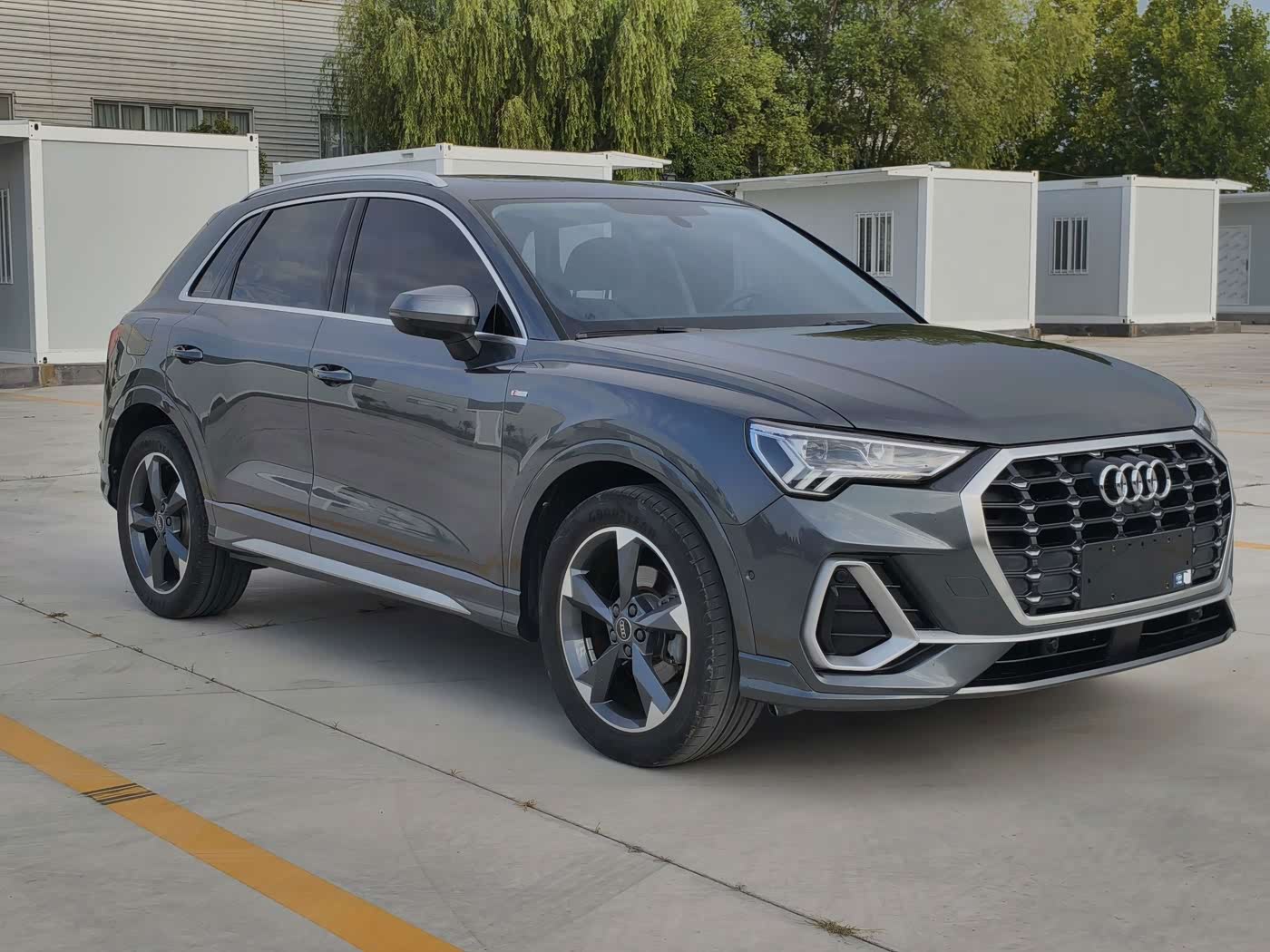 Audi Q3 1.4 л 2023 г. Серебристо-серый, пробег 27000 км