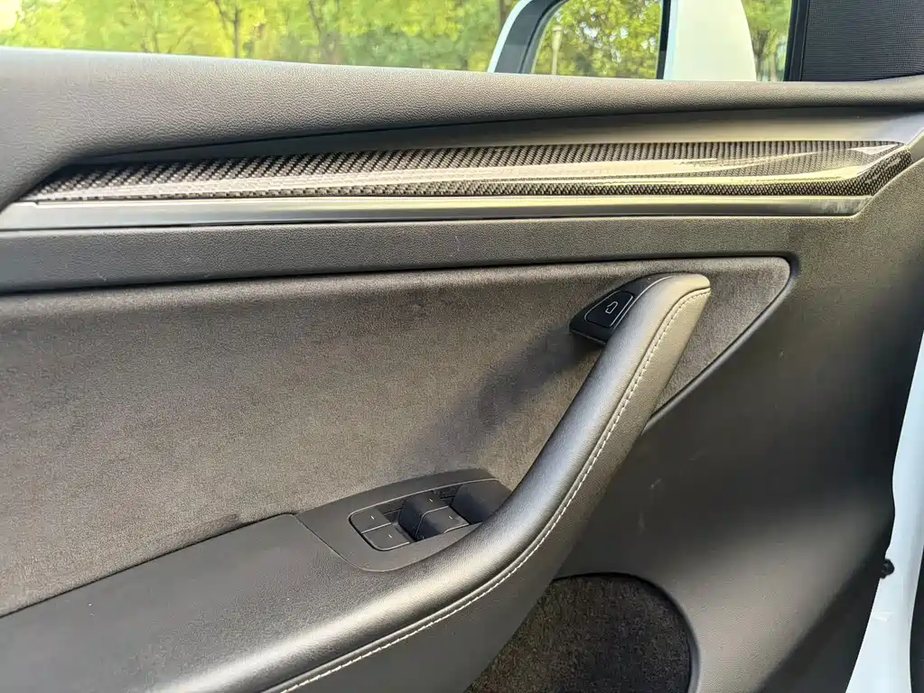 Tesla Model Y — миниатюра 10