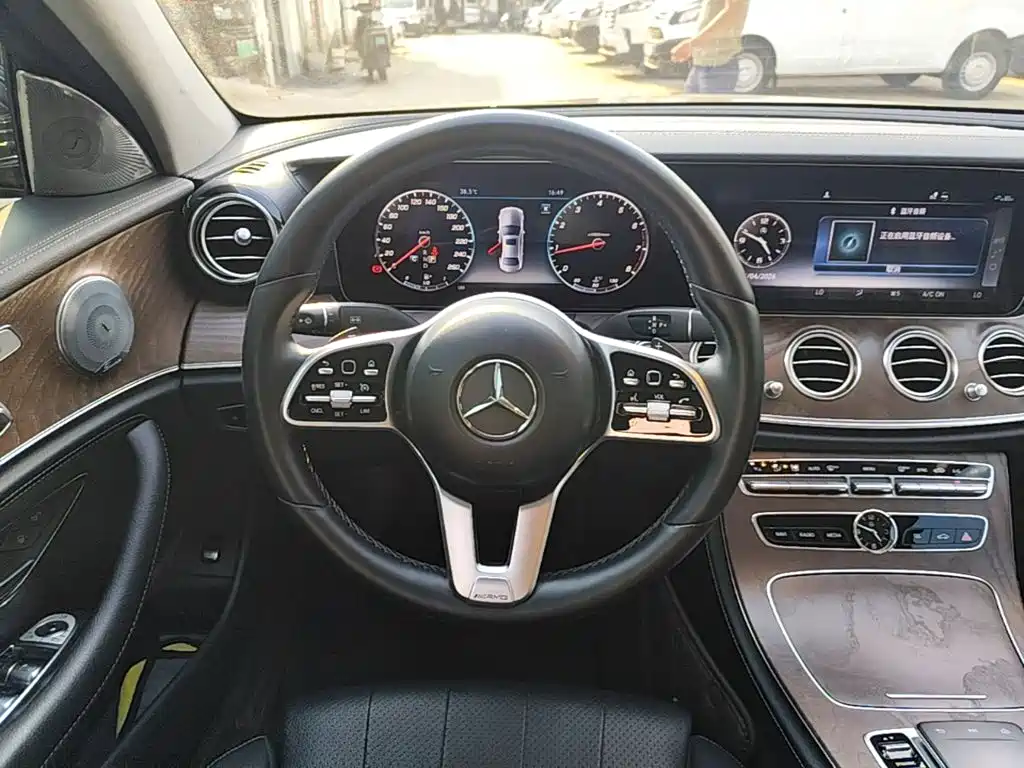 Mercedes-Benz E-Class — миниатюра 11