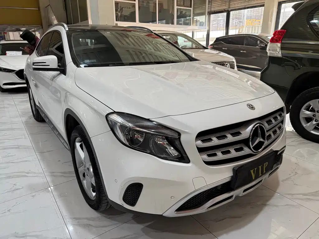 MERCEDES-BENZ GLA