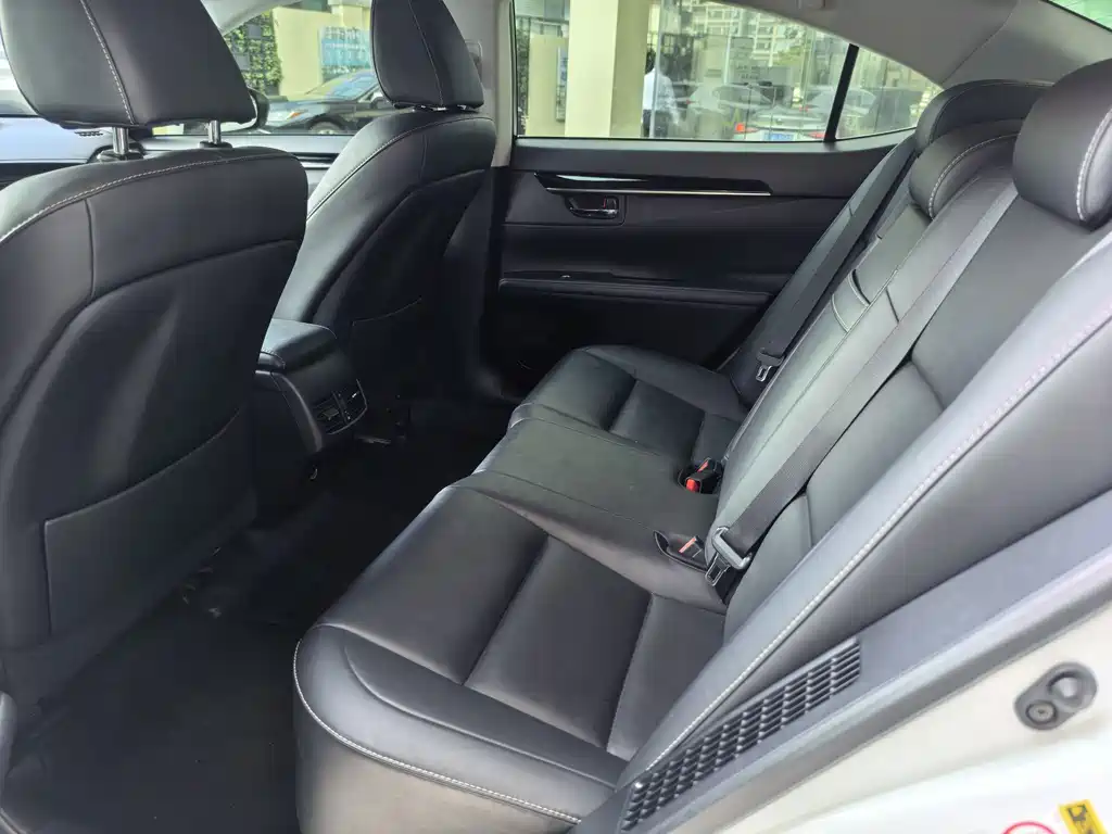 Lexus ES — миниатюра 6
