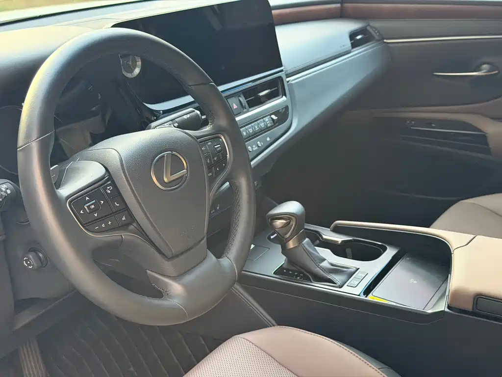 Lexus ES — миниатюра 12
