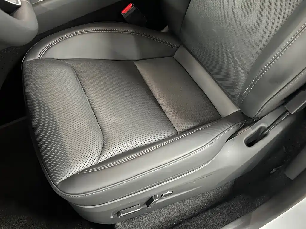 Tesla Model Y — миниатюра 8