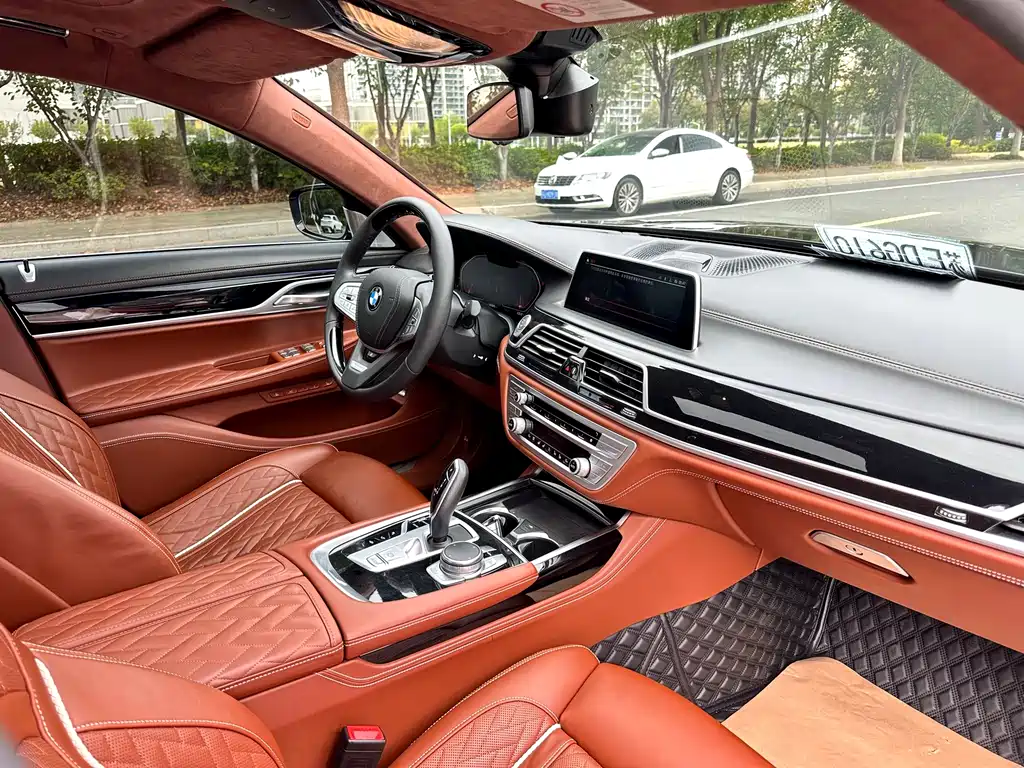 BMW 7 Series — миниатюра 12
