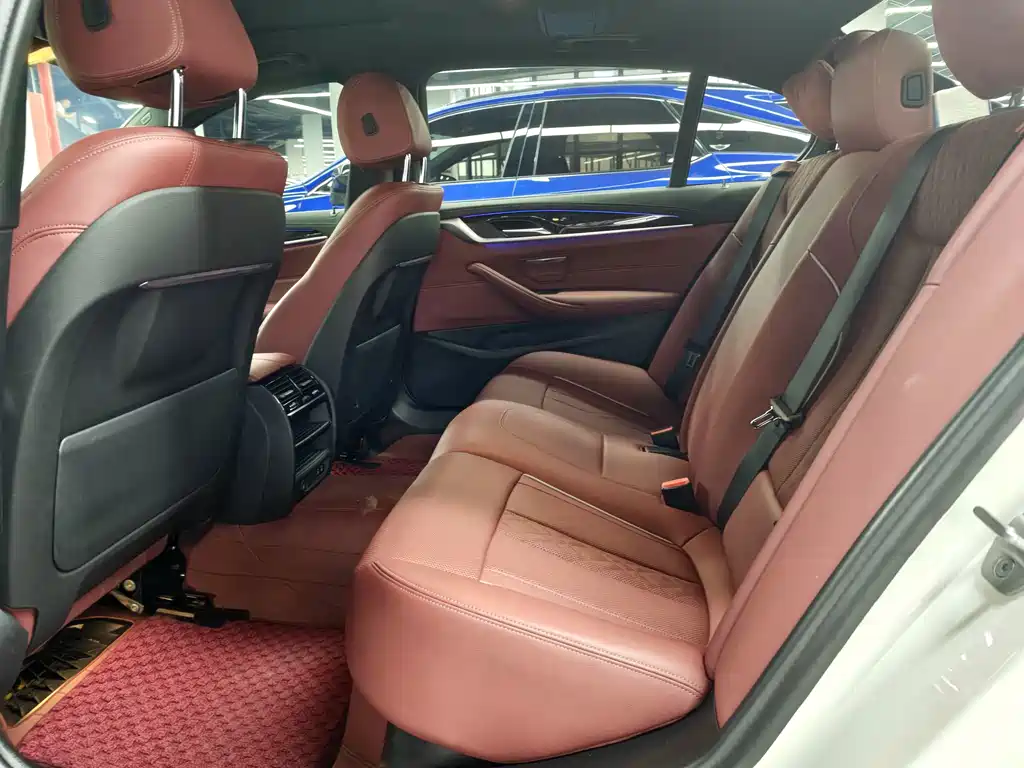 BMW 5 Series — миниатюра 8
