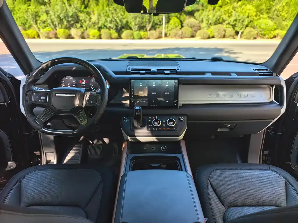 Land Rover Defender — миниатюра 18