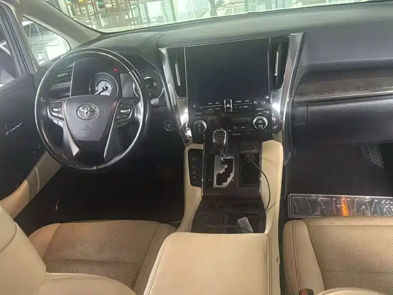 Toyota Alphard — миниатюра 5