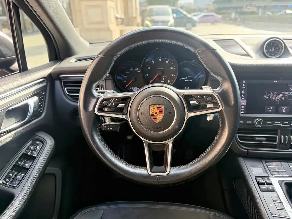 PORSCHE MACAN