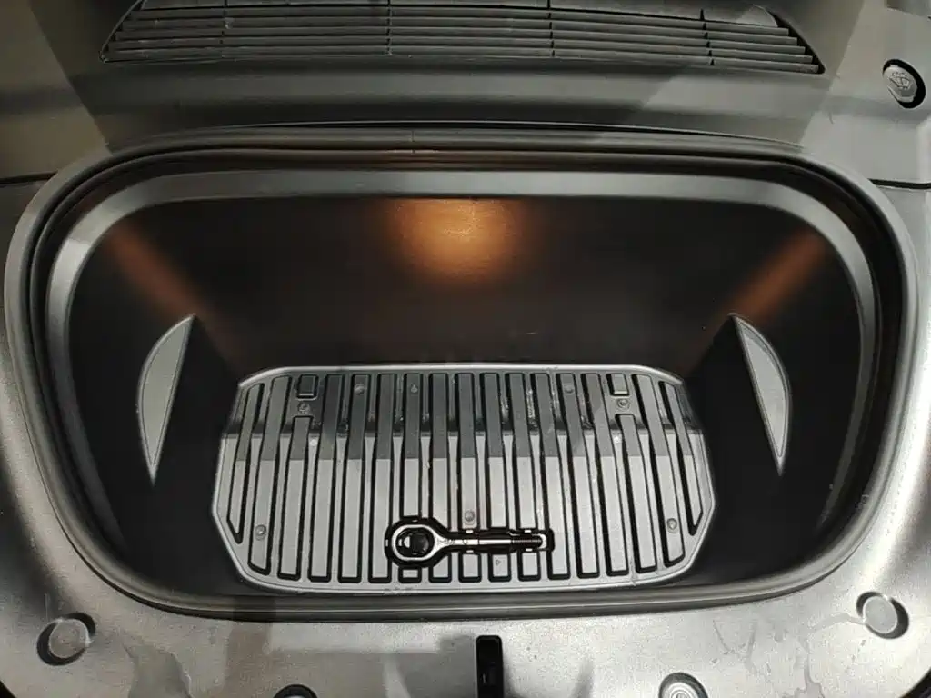 Tesla Model Y — миниатюра 20