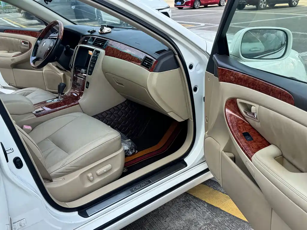Toyota Crown — миниатюра 14