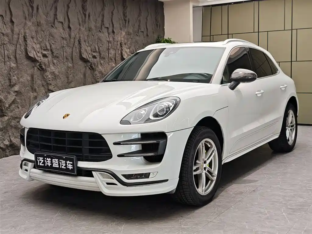 PORSCHE MACAN
