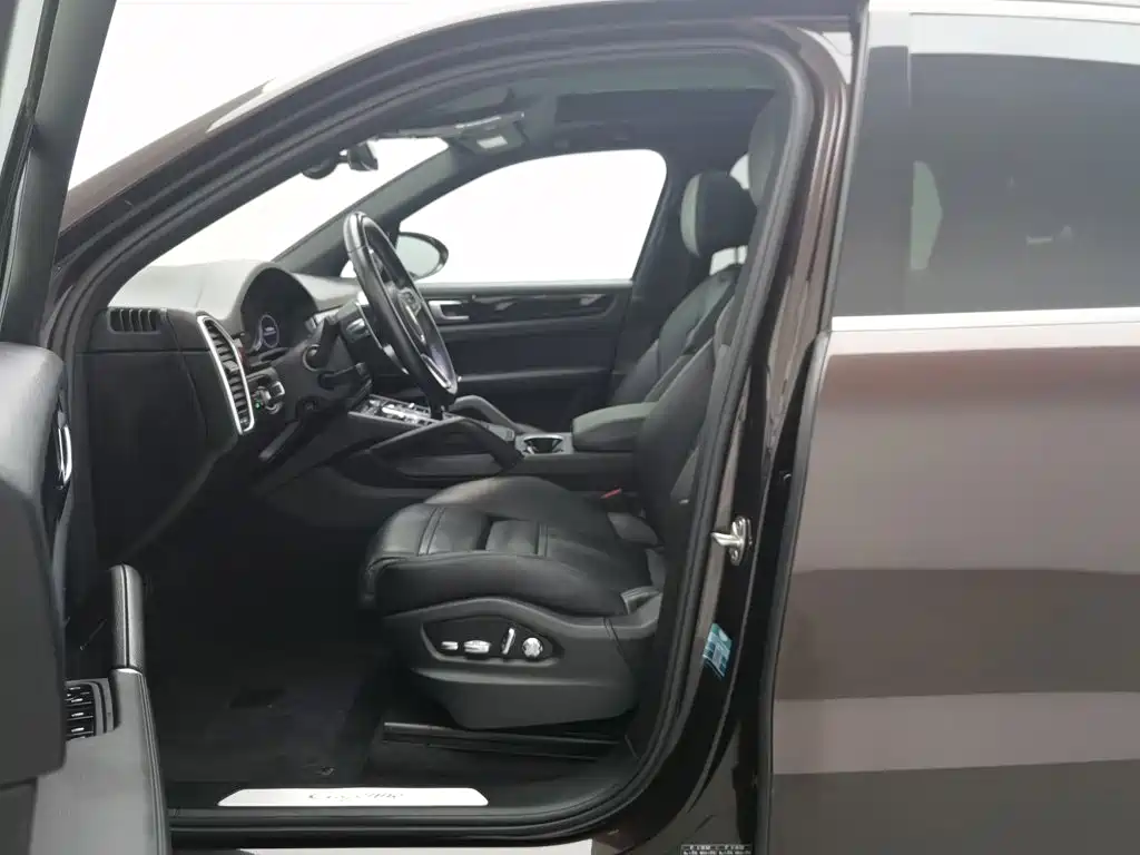 Porsche Cayenne — миниатюра 10