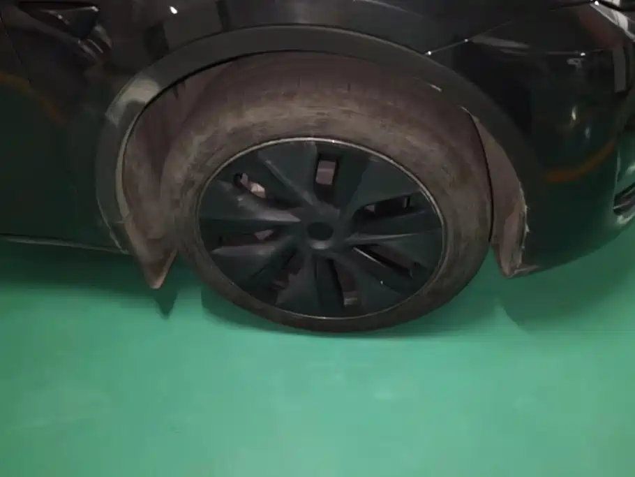 Tesla Model Y — миниатюра 6