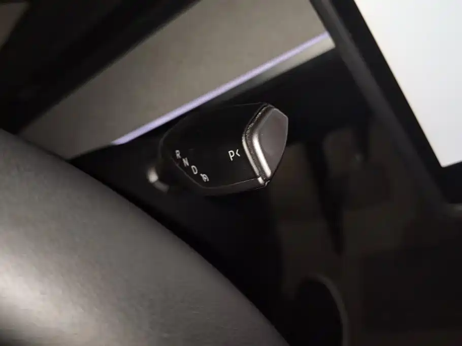 Tesla Model Y — миниатюра 16