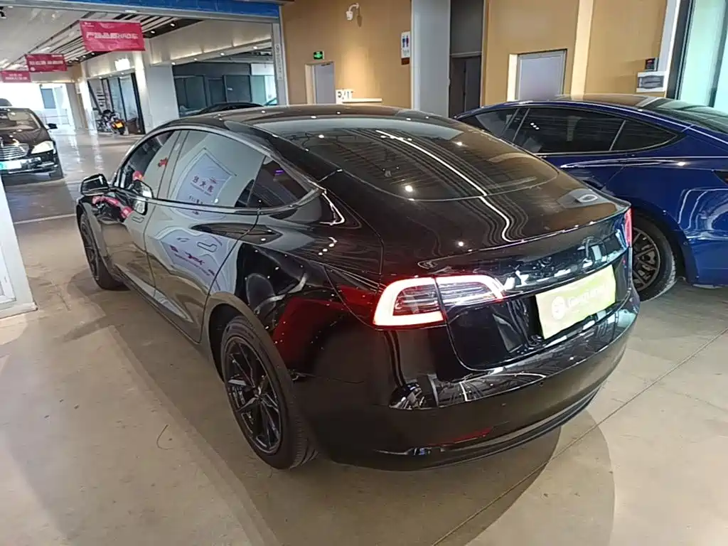 Tesla Model 3 — миниатюра 5