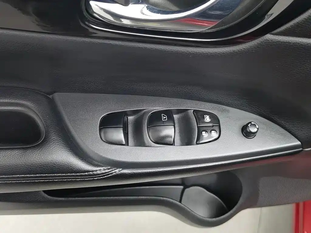 Nissan Tiida — миниатюра 9