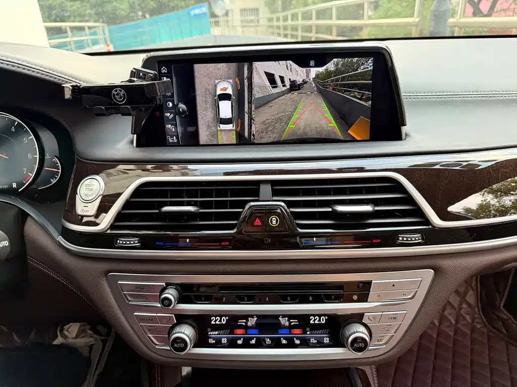 BMW 7 Series — миниатюра 7