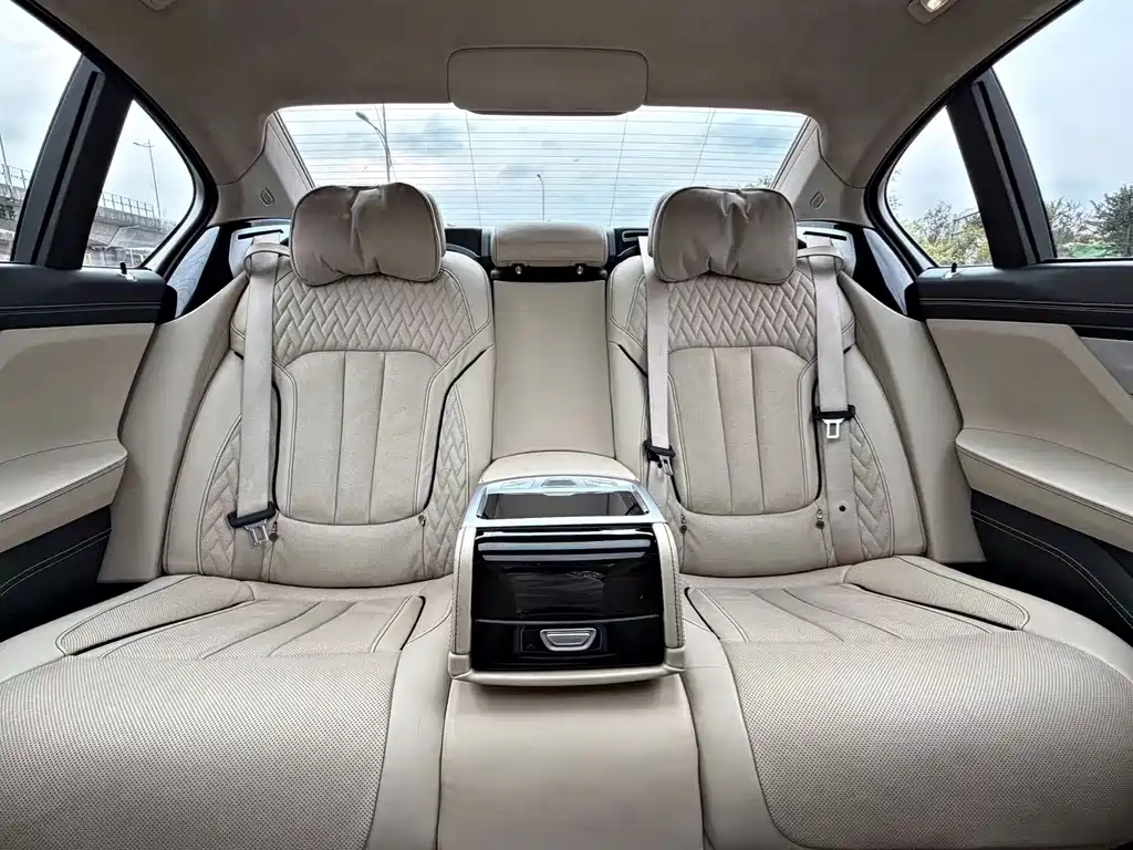 BMW 7 Series — миниатюра 11