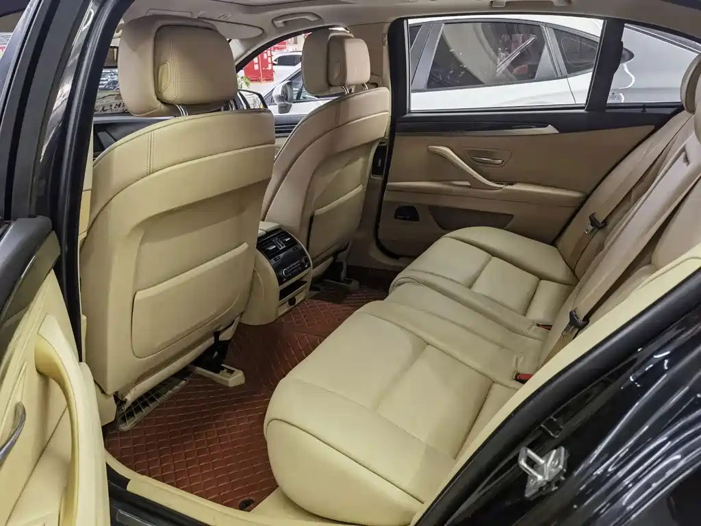 BMW 5 Series — миниатюра 9