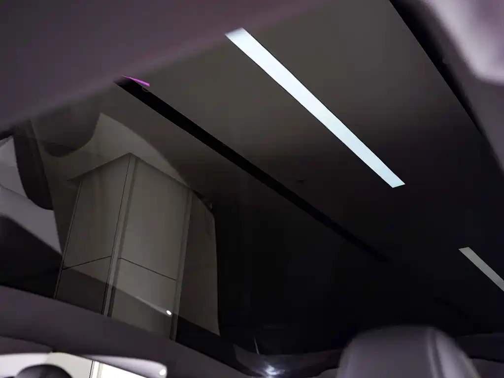 Tesla Model Y — миниатюра 20