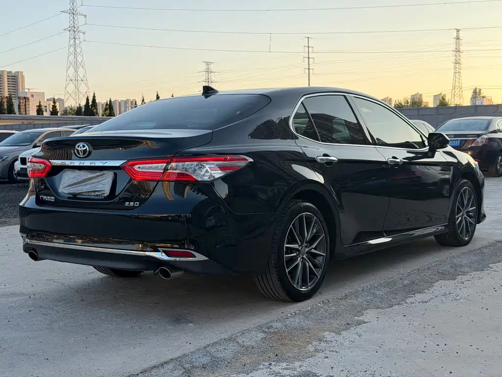Toyota Camry — миниатюра 5
