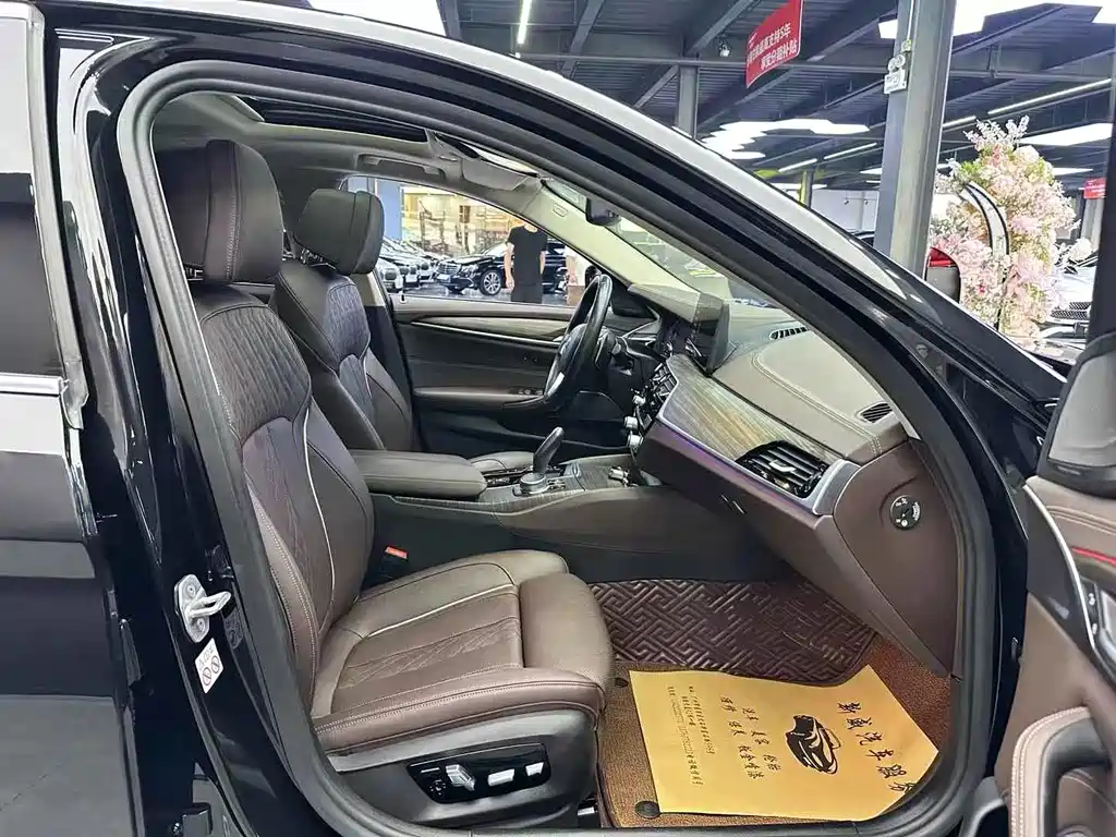 BMW 5 Series — миниатюра 7