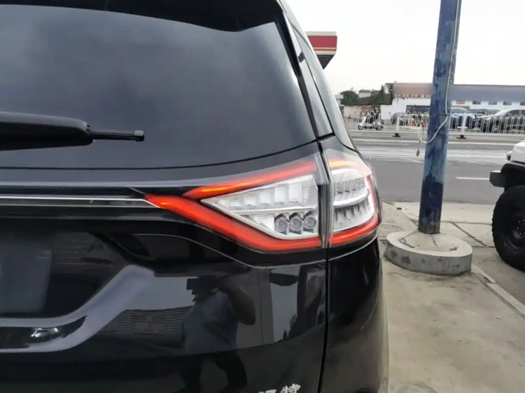 Ford Edge — миниатюра 8