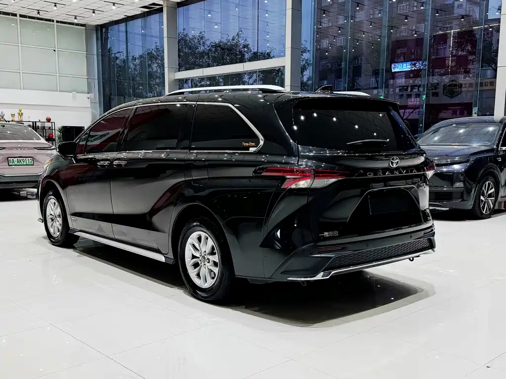 Toyota Granvia — миниатюра 5