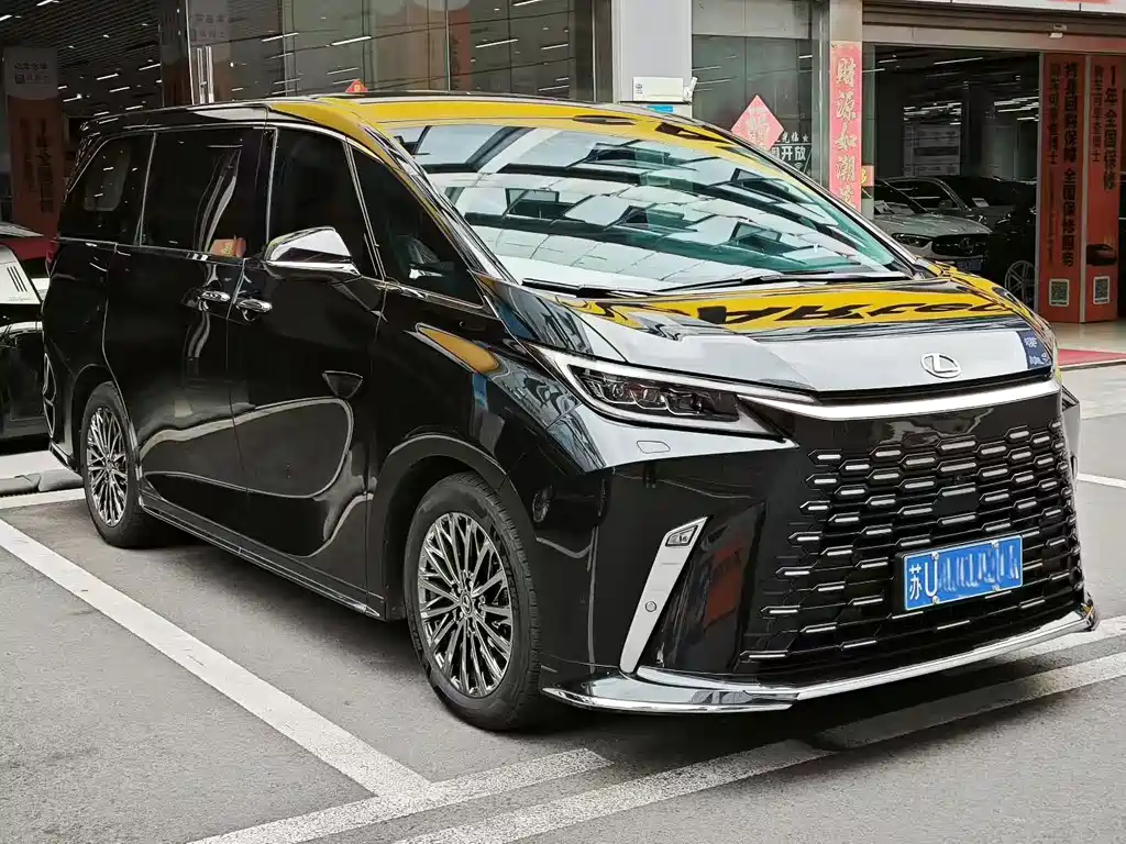 Lexus LM 2023 500h мест