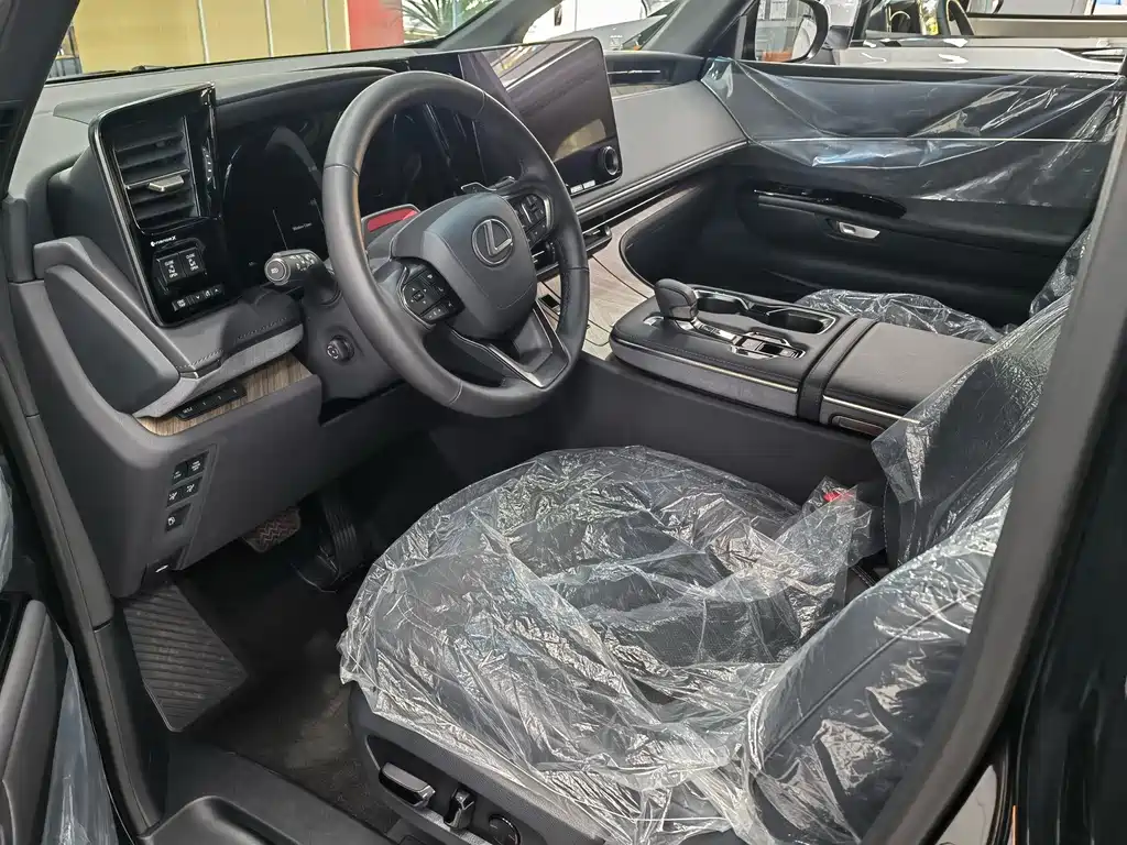 Lexus LM 2025 500h мест