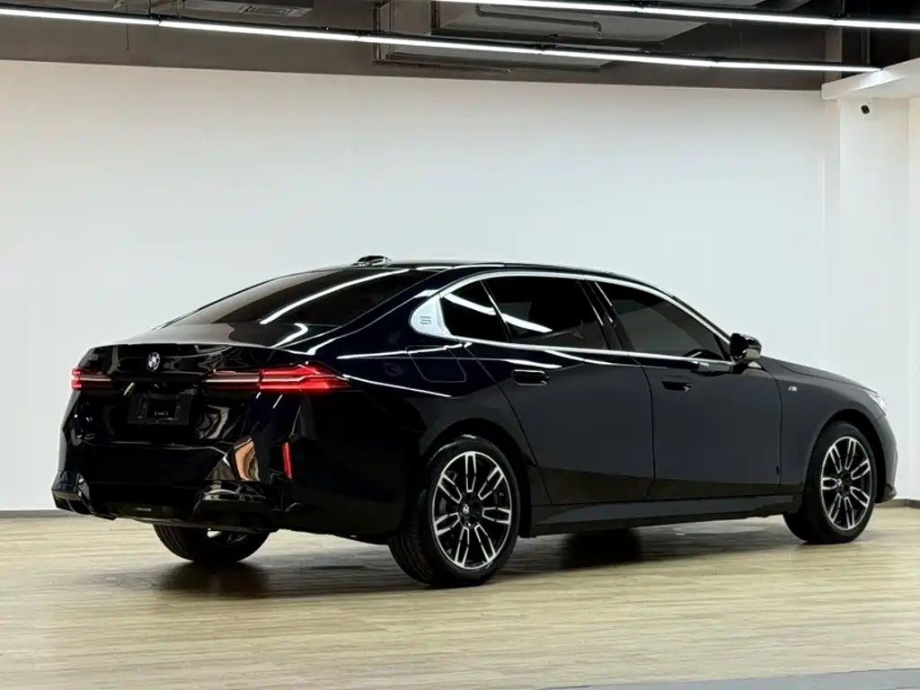 BMW 5 Series — миниатюра 11