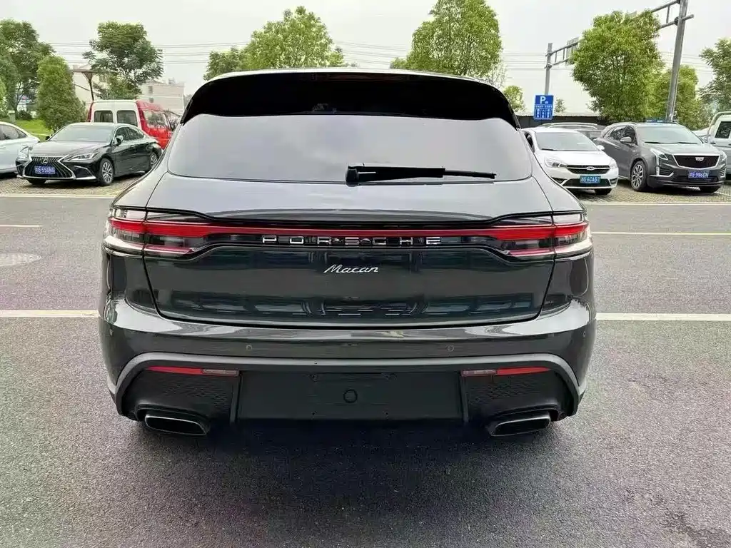 PORSCHE MACAN