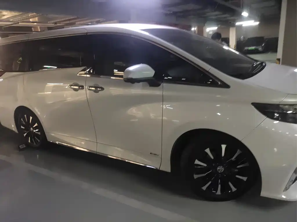 Toyota Alphard — миниатюра 6