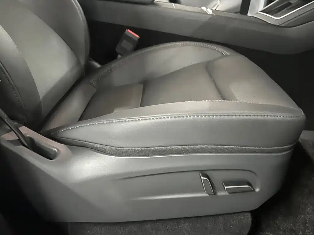 Tesla Model Y — миниатюра 15