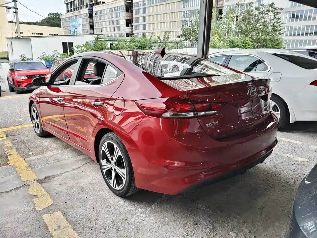Hyundai Elantra — миниатюра 10